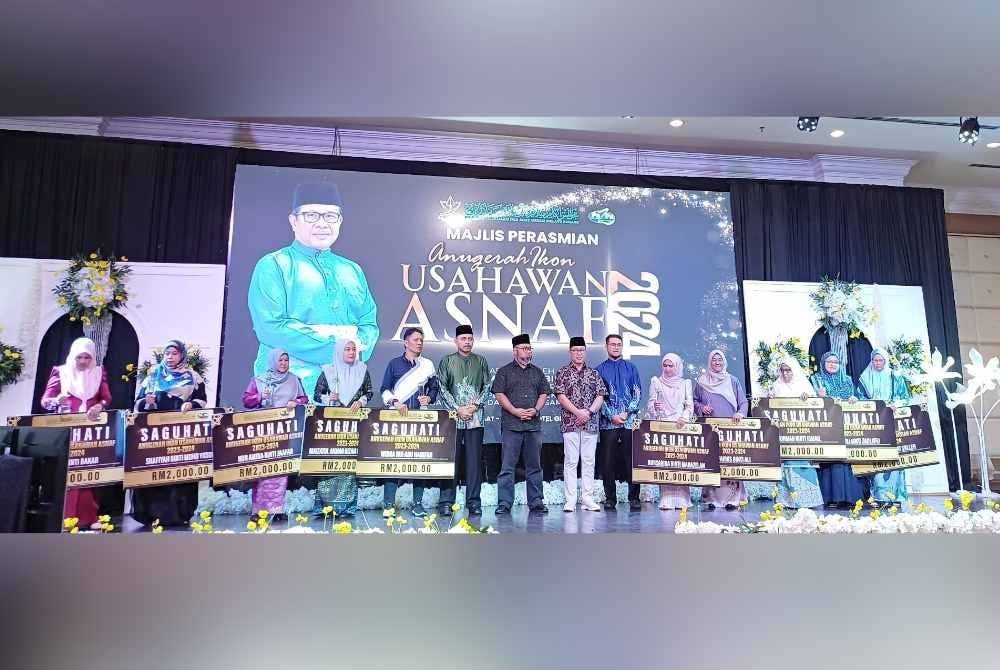 Ahmad Hairi bersama penerima ikon usahawan asnaf pada Majlis Anugerah Ikon Usahawan Asnaf 2024 di Hotel Grand Darul Makmur di sini, pada Sabtu.