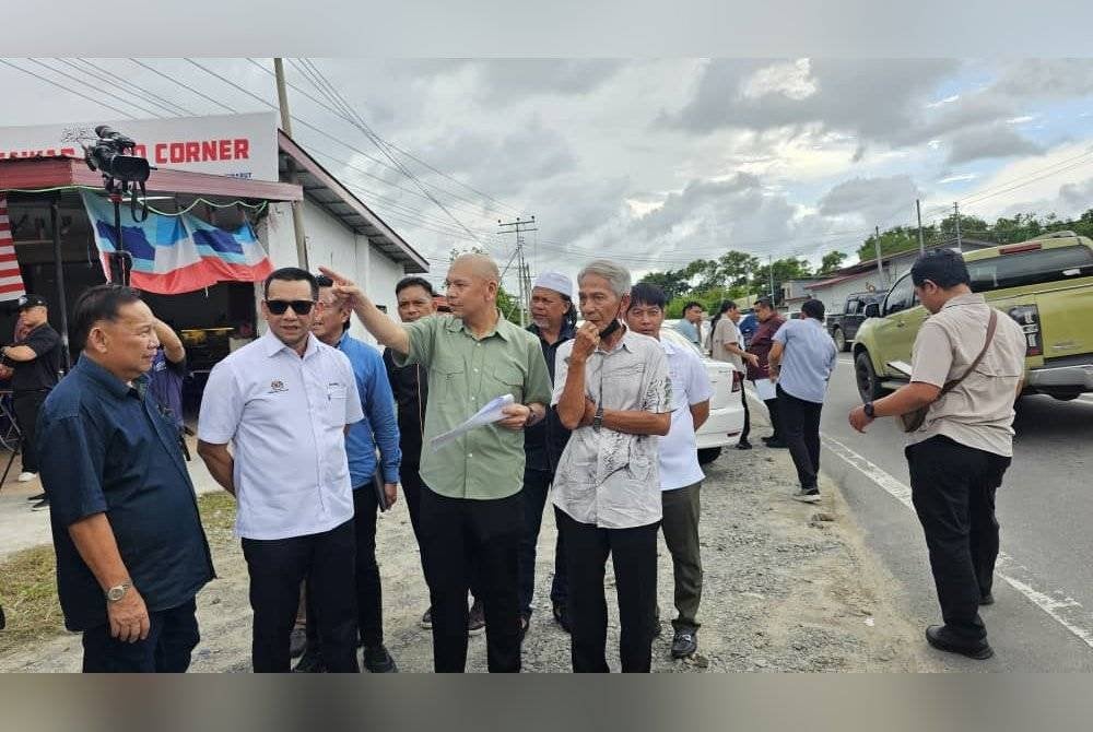 Armizan (tiga dari kiri) ketika melakukan tinjauan Jalan Lok Kawi-Sabindo yang akan dinaik taraf ke empat lorong bagi mengelak isu kesesakan lalu lintas di Papar pada Sabtu.