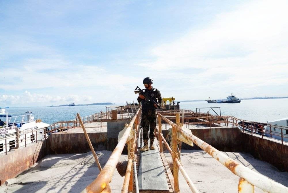 Kementerian Kelautan dan Perikanan Indonesia telah melepaskan dua kapal korek selepas siasatan mendapati tiada bukti aktiviti haram. Foto Direktorat Jeneral Pengawasan Sumber Kelautan dan Perikanan
