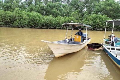 Meredah sungai setiap hari menjadi rutin Mohd Amin Zulkahar untuk solat bersama jemaah Masjid Teluk Renjuna.