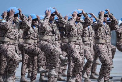 Anggota Pasukan Batalion Malaysia (MALBATT) memakai beret Pertubuhan Bangsa-Bangsa Bersatu pada majlis penghantaran Kumpulan Pertama MALBATT 850-12 ke Lubnan di Pengkalan Udara Subang, pada 6 November lalu.
--fotoBERNAMA (2024) HAK CIPTA TERPELIHARA