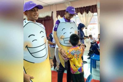 Murid SKPK Lati tertarik dengan maskot karakter gigi pada program memperkenalkan aplikasi Dr KGT Junior@EduChamp.