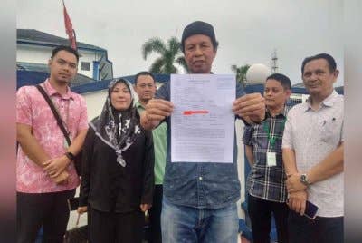 Tunku Mohammed Nazarin (tiga dari kanan) menunjukkan laporan polis yang dibuat di Ibu IPD Kota Bharu pada Sabtu.