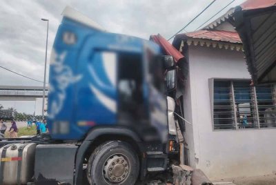 Keadaan treler yang bertembung kereta lalu merempuh pondok keselamatan di SK Tanjong Karang pada Jumaat. 