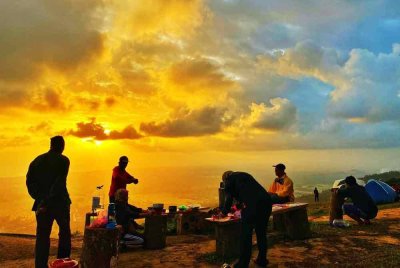Keindahan pemandangan dari atas puncak Bukit Maras menjadi tumpuan pengunjung khususnya pendaki.
