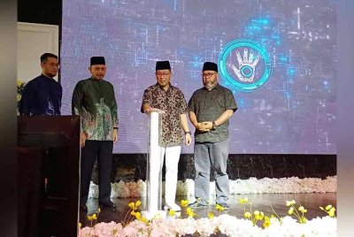 Ahmad Hairi merasmikan Majlis Anugerah Ikon Usahawan Asnaf 2024 di Hotel Grand Darul Makmur di sini, pada Sabtu.