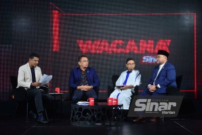 Mujahid (kanan) ketika Wacana Sinar edisi 464 bertajuk 'Merungkai Kekeliruan RUU Mufti' yang bersiaran secara langsung dari Studio F, Kompleks Kumpulan Karangkraf, di sini pada Khamis. Foto Sinar Harian ASRIL ASWANDI SHUKOR