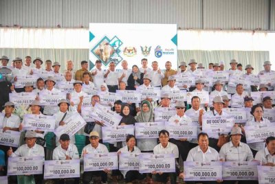 Fadillah (belakang, tengah) bersama wakil JKKK yang menerima dana Sejahtera Komuniti Madani. Foto FB Fadillah Yusof