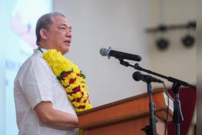 Fadillah semasa berucap pada majlis makan malam Deepavali Persatuan India Kuching (IAK) pada Sabtu. Foto FB Fadillah Yusof