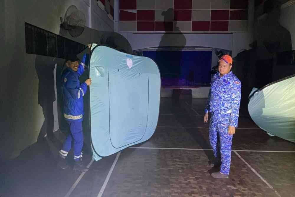 Anggota APM Daerah Raub membantu menyiapkan PPS yang dibuka bagi memindahkan penduduk terjejas banjir di daerah itu pada Ahad.