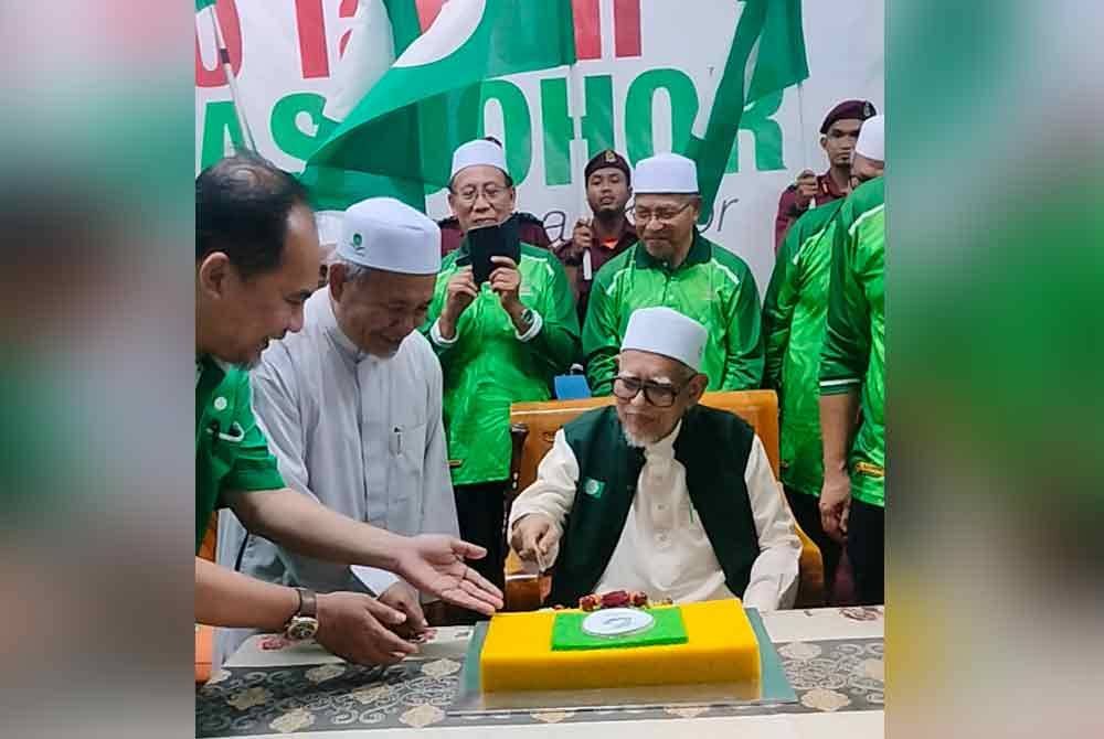 Majlis Sambutan Ulang Tahun ke 70 Pas Johor yang dirasmikan Presiden Pas, Tan Sri Abdul Hadi Awang ​di Kompleks Pas Batu Pahat di Rengit pada malam Sabtu.