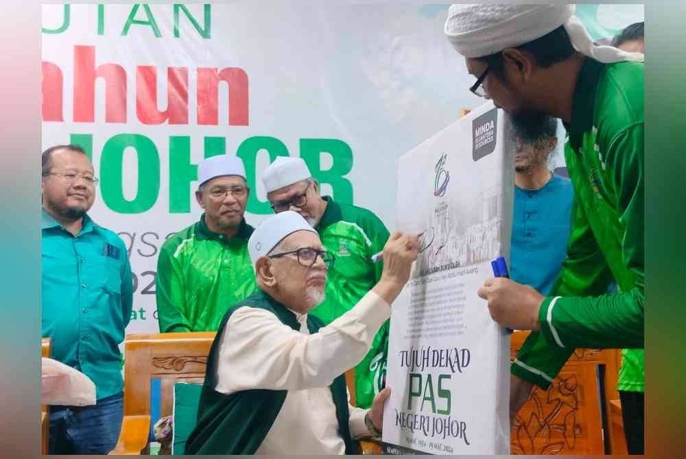 Abdul Hadi (tengah) ketika merasmikan Majlis Sambutan 70 tahun Pas Johor di Rengit Batu Pahat.