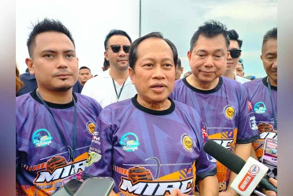 Ahmad ( tengah) pada sidang akhbar selepas merasmikan Malaysia Iconic Rally Championship 2024 di Pontian.