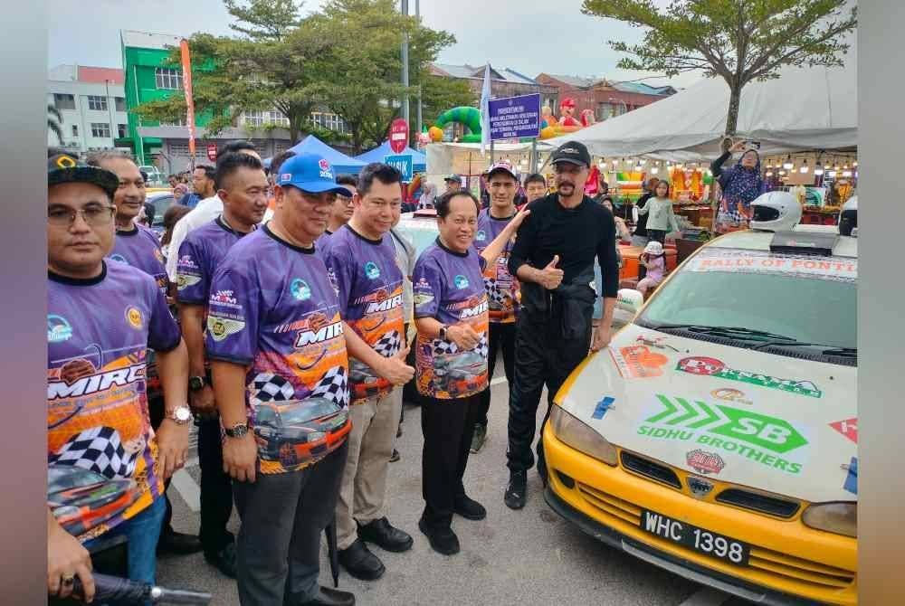 Ahmad (dua dari kanan) bersama legenda sukan rali negara, Karamjit Singh (kanan) selepas merasmikan Malaysia Iconic Rally Championship 2024 di Pusat Perdagangan Pontian.