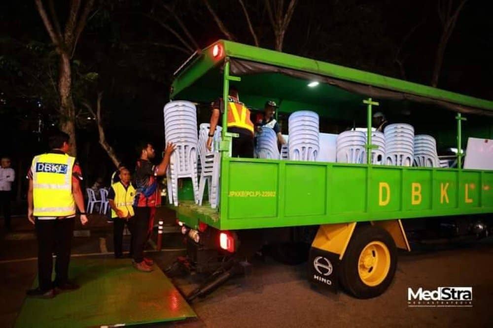 Kesemua barangan disita kemudiannya dibawa ke stor sitaan Jalan Lombong, Taman Miharja Cheras, Kuala Lumpur