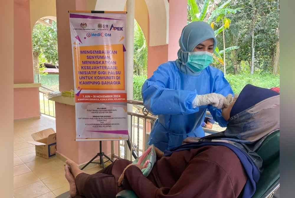 Penduduk kampung mendapatkan rawatan pada Program Periodontik, USM.