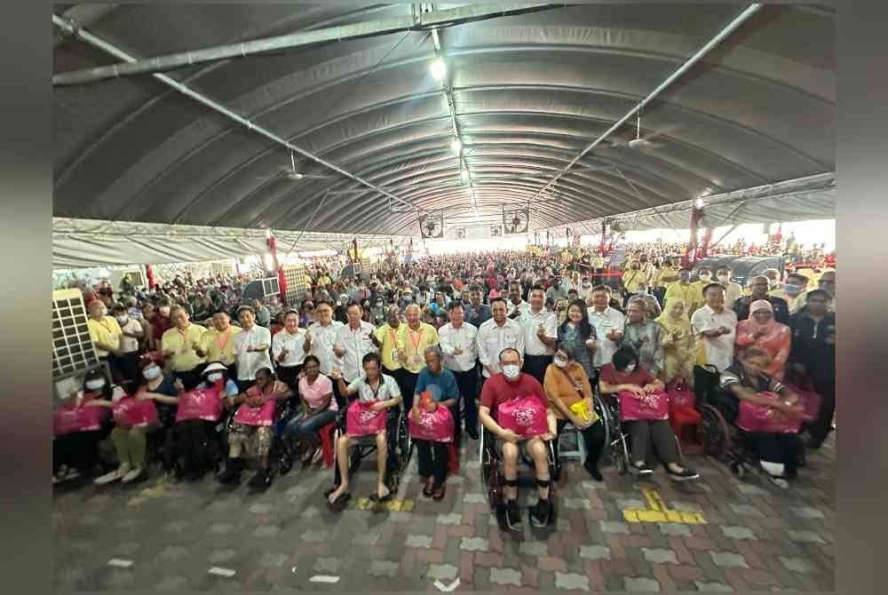Kon Yeow (tengah) bersama tetamu jemputan bergambar bersama penerima bantuan Program Tautan Kasih One Hope Charity & Welfare 2024.