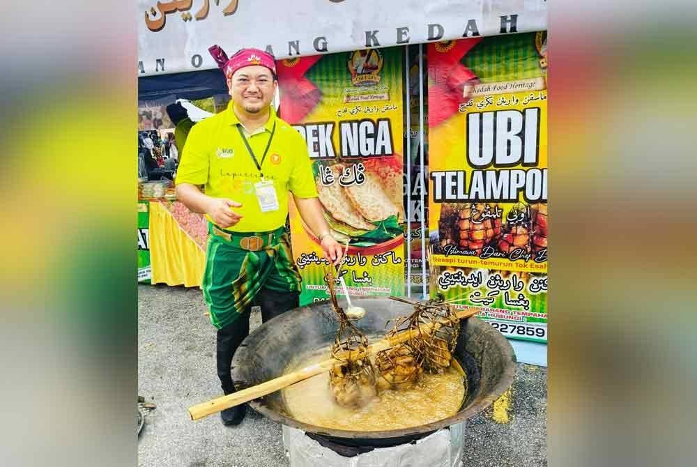 Chef Din sedang menunjukkan demonstrasi pembuatan ubi telampong di reruai Jabatan Warisan Negara.