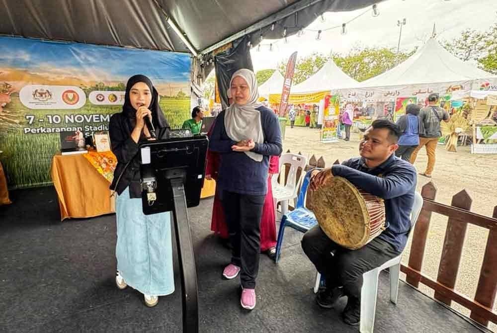 Seorang pengunjung tidak melepaskan peluang mencuba sesi 