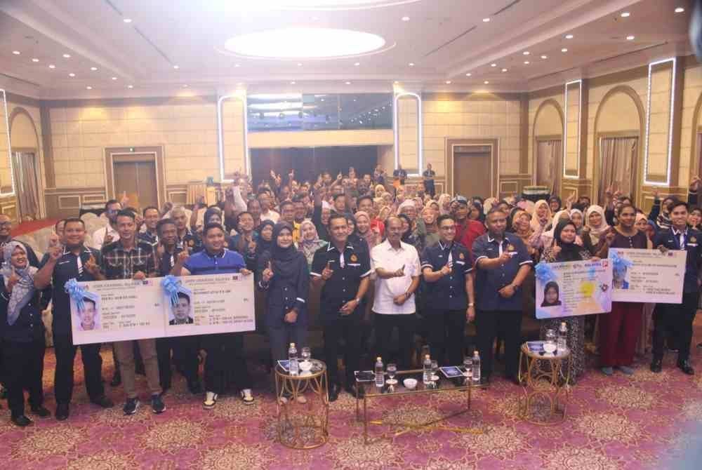 Razali (empat dari kanan) bersama bergambar bersama sebahagian penerima lesen percuma pada Majlis Perasmian Penutupan Program MyLesen Peringkat Negeri Pahang 2024 di sini pada Ahad.