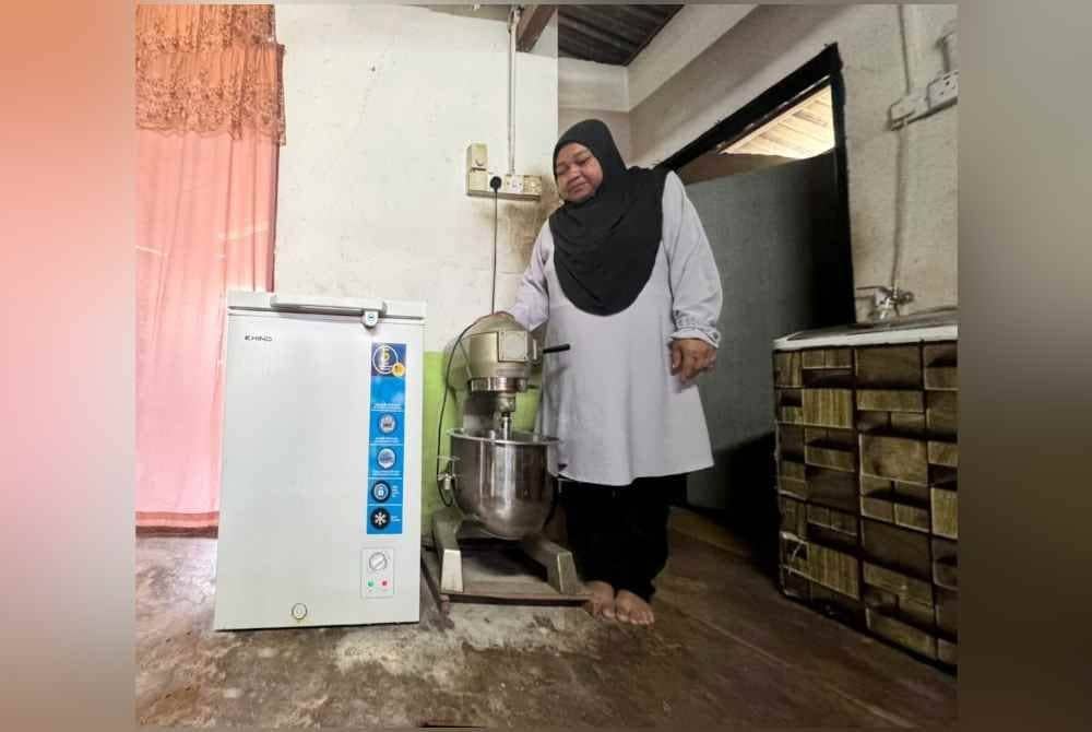 Mariam menunjukkan mesin adunan bagi membuat kuih antara barang berharga yang akan diselamatkan sebelum dilanda banjir.