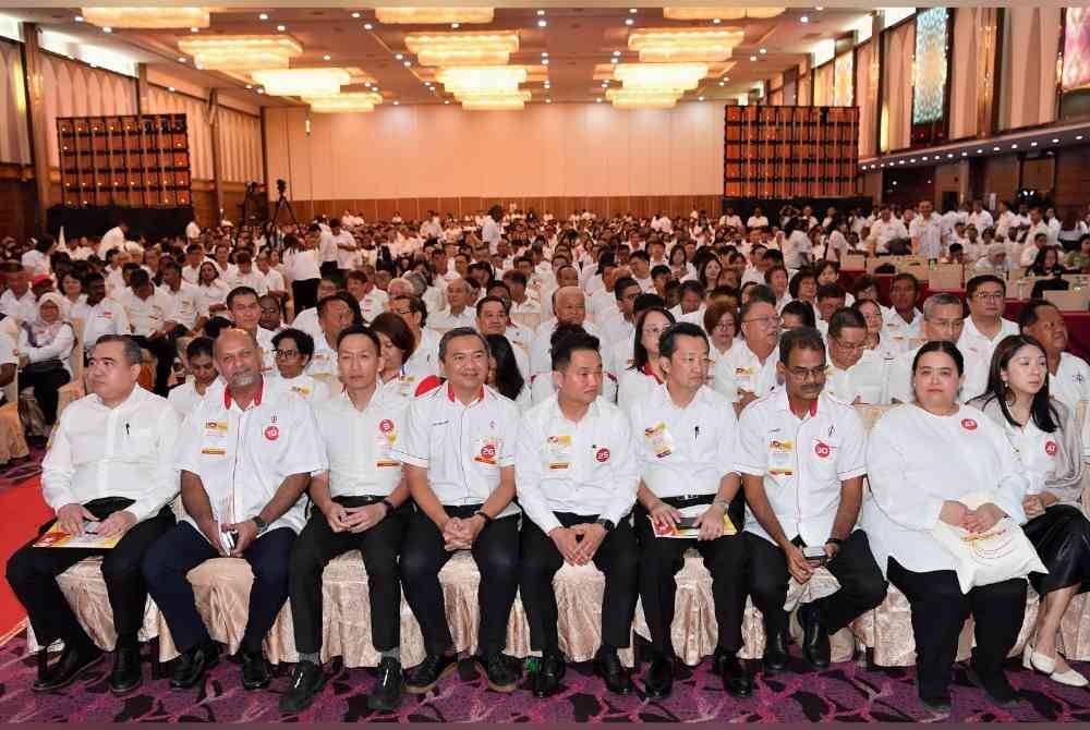 Anthony (kiri sekali) bersama kepimpinan DAP Selangor