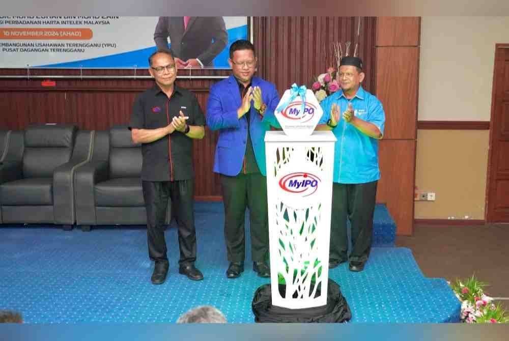 Mohd Zuhan (tengah) bersama Ahmad Shabirin (kanan) ketika menyempurnakan Perasmian Pejabat Satelit MyIPO di YPU, Kuala Terengganu pada Ahad.