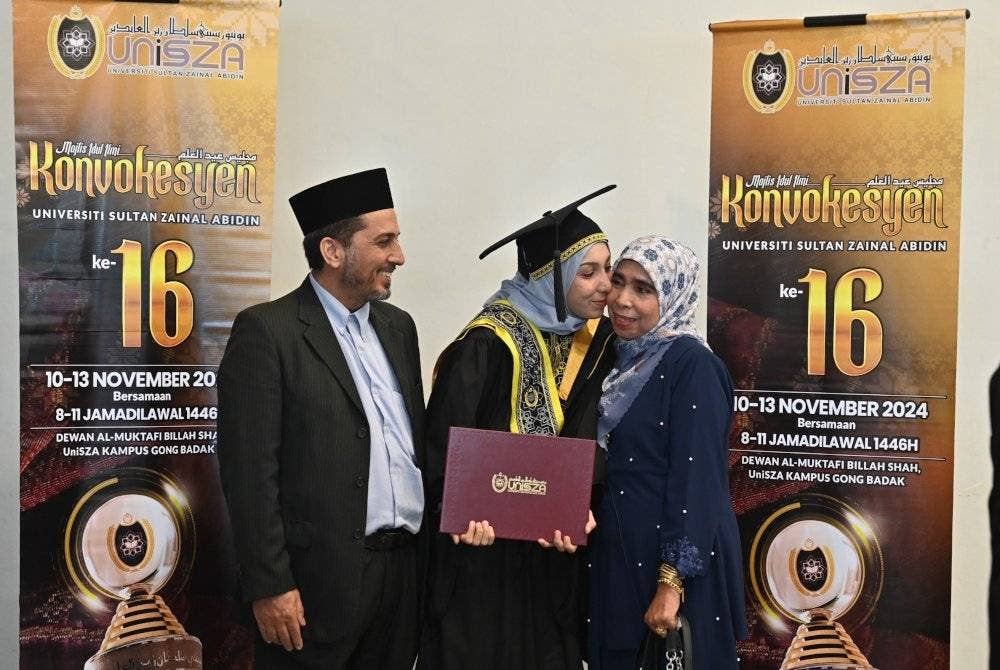 Norimrana (tengah) bersama ibu bapanya selepas menerima Anugerah Pelajaran Diraja pada sidang pertama Majlis Idul Ilmi (Istiadat Konvokesyen) Ke-16 Universiti Sultan Zainal Abidin (UniSZA) pada Ahad.