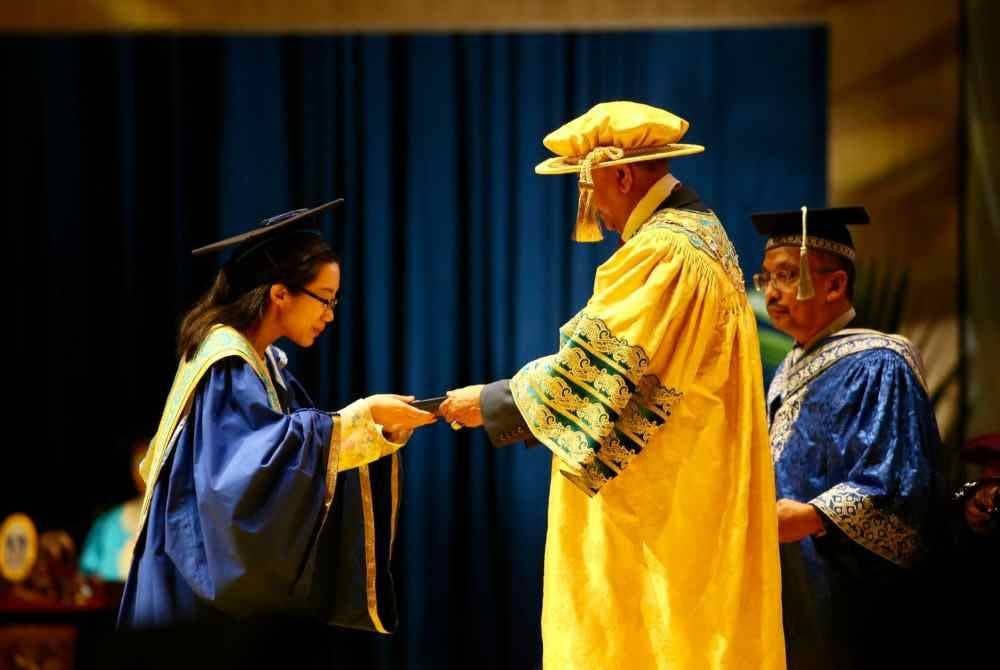 Sultan Sallehuddin berkenan mengisytiharkan sesi pertama dan mengurniakan ijazah di pembukaan Istiadat Konvokesyen UUM ke-37 pada Ahad.