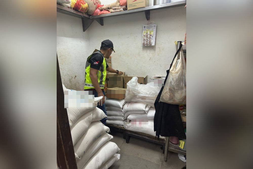 Pegawai KPDN memeriksa ruangan stor yang berjaya menemukan minyak masak paket dalam serbuan di sebuah restoran di ibu kota terbongkar dalam serbuan pada Jumaat.