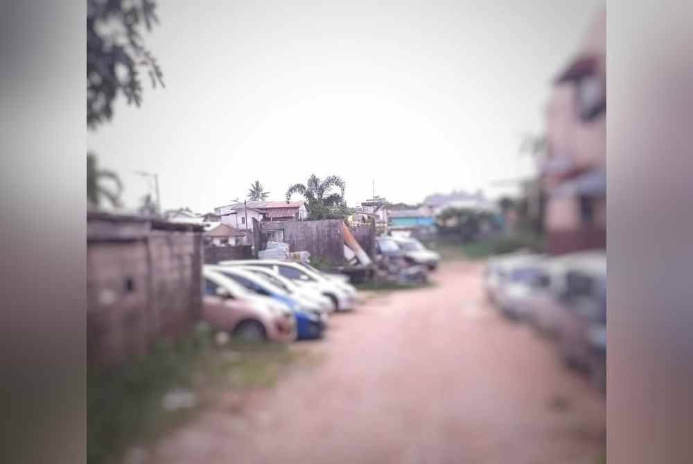 Salah satu kawasan pakir yang terdapat di tepi Sungai Golok dipenuhi kereta orang ramai dipercayai untuk ke negara jiran melalui pangkalan haram.