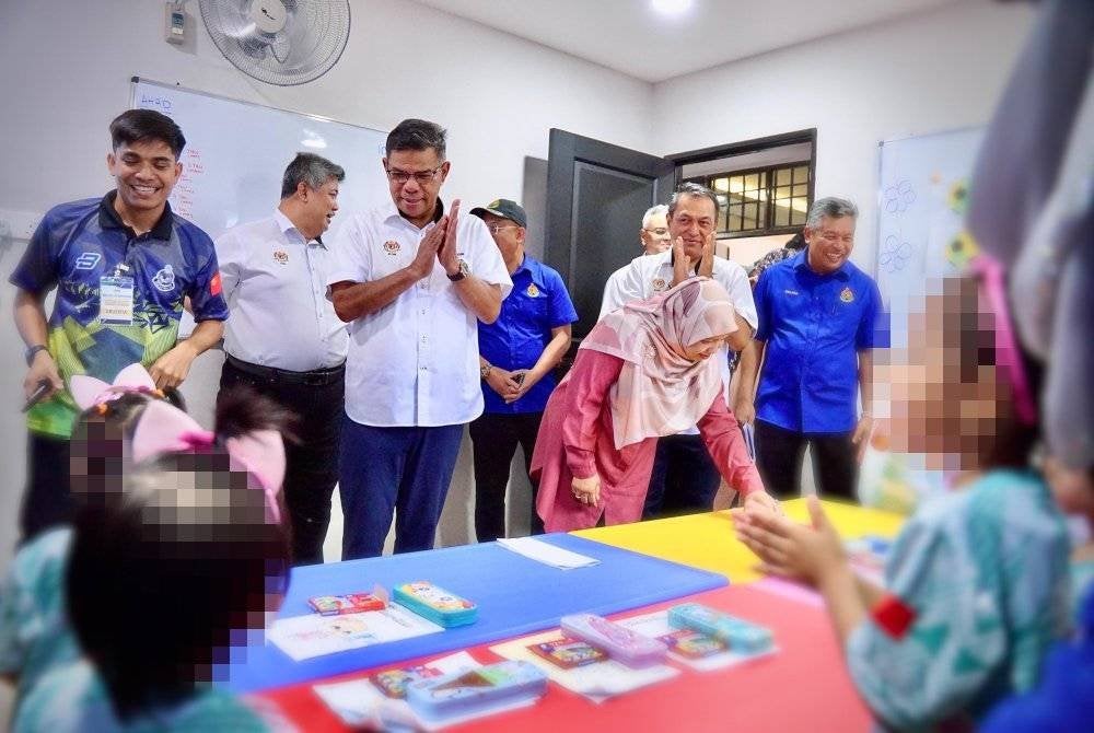 Saifuddin (dua dari kiri) ketika meninjau aktiviti kanak-kanak warga asing yang ditempatkan di Baitul Mahabbah Darul Aman.