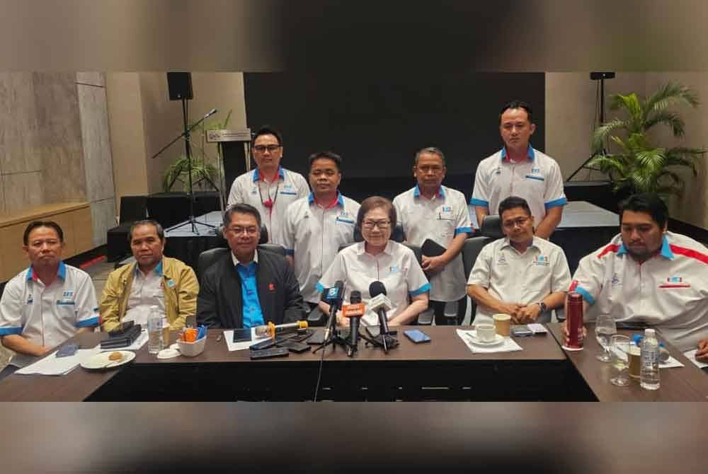 Mustapha (tiga dari kiri) dalam sidang akhbar khas Biro Politik PKR Sabah di SICC, Kota Kinabalu.