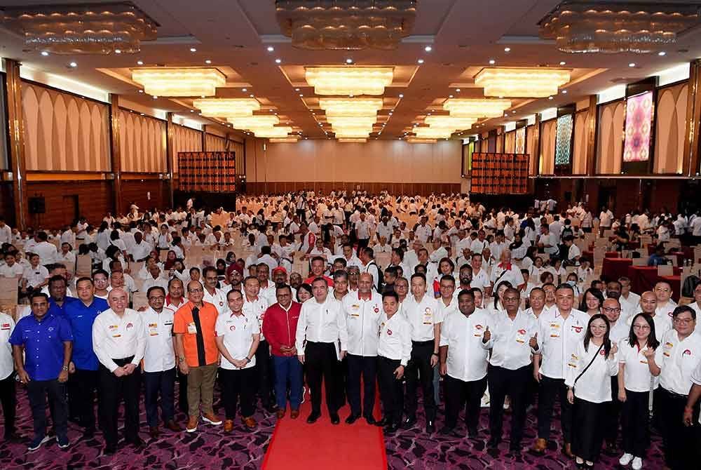 Anthony (sembilan, kiri) bersama Gobind (sembilan, kanan) bergambar ketika hadir ke Konvensyen Biasa Negeri DAP Selangor di IDCC Seksyen 15 Shah Alam pada Ahad. Foto Bernama