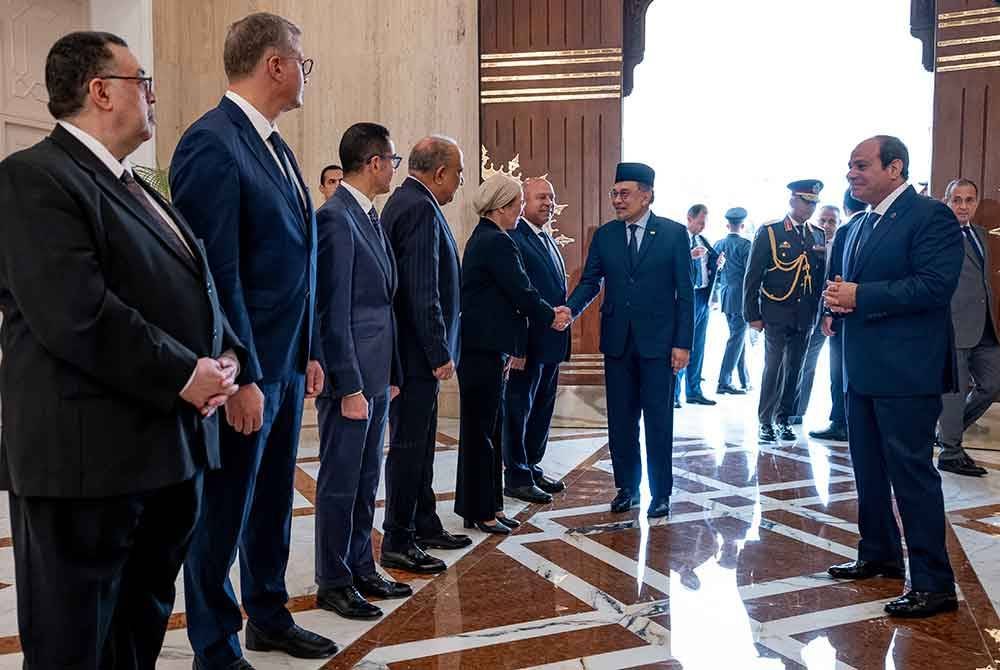Anwar bersalaman dengan delegasi Mesir pada lawatan rasmi empat hari ke Mesir di Istana Al-Ittihadiya, pada Ahad. Foto Bernama