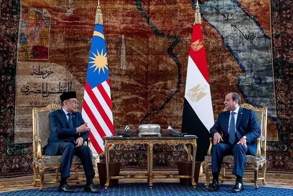 Anwar (kiri) mengadakan pertemuan empat mata dengan Presiden Mesir, Abdel Fattah El-Sisi yang disusuli mesyuarat dua hala antara kedua-dua pemimpin itu di Istana Al-Ittihadiya, pada Ahad. Foto Bernama