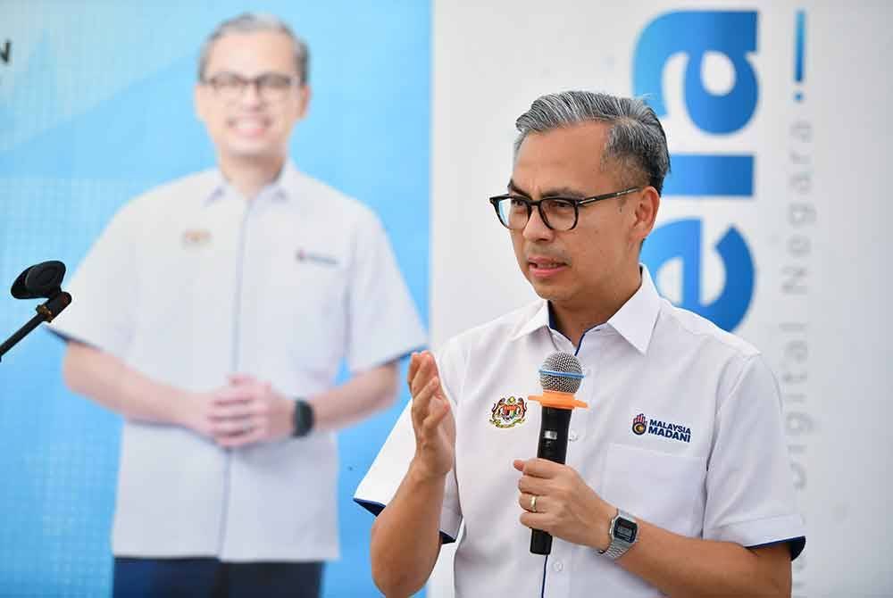 Fahmi menyampaikan ucapan pada Lawatan ke Menara telekomunikasi Jendela di Kampung Sungai Aur, pada Ahad. Foto Bernama