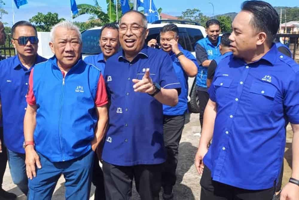 Bung Moktar (kiri) bersama Salleh (tengah) calon yang dikekalkan bagi DUN Usukan pada PRN Sabah akan datang.