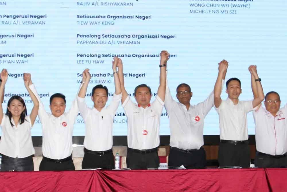 Sze Han (tengah) bersama barisan kepimpinan DAP Selangor bagi penggal 2024-2027.