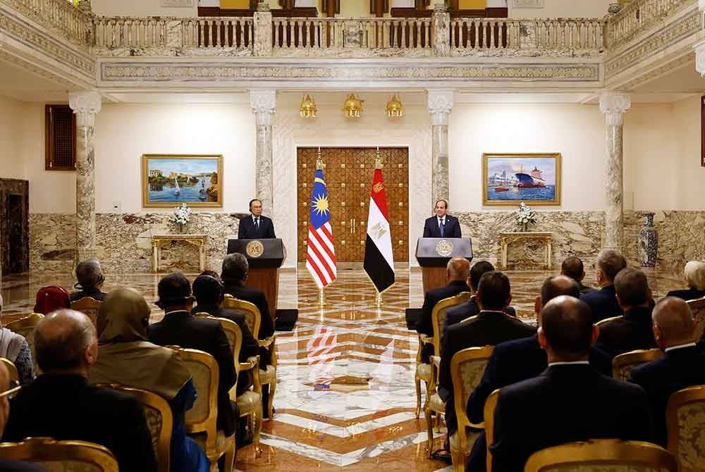 Anwar (kiri) pada sidang media bersama Presiden Mesir Abdel Fattah El-Sisi (kanan) pada lawatan rasmi empat hari ke Mesir di Istana Al-Ittihadiya, pada Ahad. Foto Bernama