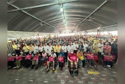 Kon Yeow (tengah) bersama tetamu jemputan bergambar bersama penerima bantuan Program Tautan Kasih One Hope Charity & Welfare 2024.