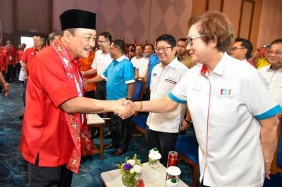 Hajiji ketika beramah mesra dengan Pengerusi PH Sabah Datuk Christina Liew pada persidangan Agung Tahunan Induk Gagasan Rakyat 2024 di SICC, Kota Kinabalu.