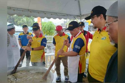 Mohd Na'im (tiga dari kanan) ketika Program Santuni Komuniti Madani Kampung Angkat di Kampung Baru pada Ahad.