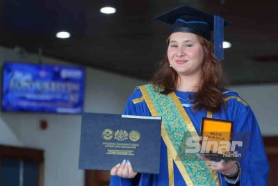 Emina antara penerima Anugerah Pelajaran Diraja UUM.