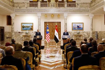 Anwar (kiri) pada sidang media bersama Presiden Mesir Abdel Fattah El-Sisi (kanan) pada lawatan rasmi empat hari ke Mesir di Istana Al-Ittihadiya, pada Ahad. Foto Bernama