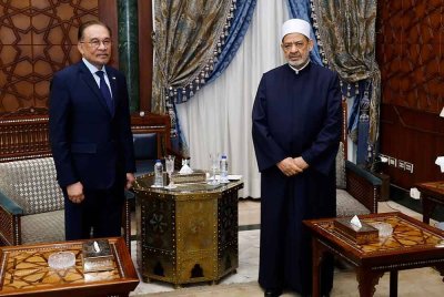 Anwar (kiri) disambut oleh Sheikh Al-Azhar Al-Sharif Profesor Dr Ahmad Muhammad Ahmad At-Tayyeb sebelum mengadakan mesyuarat di pejabat Sheikh Al-Azhar Al-Sharif sempena lawatan rasmi empat hari Anwar ke Mesir, pada Ahad. Foto Bernama