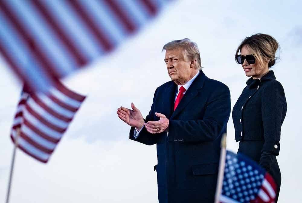 Trump bersama Melania semasa menjadi Presiden AS kali ke-45. Foto AFP