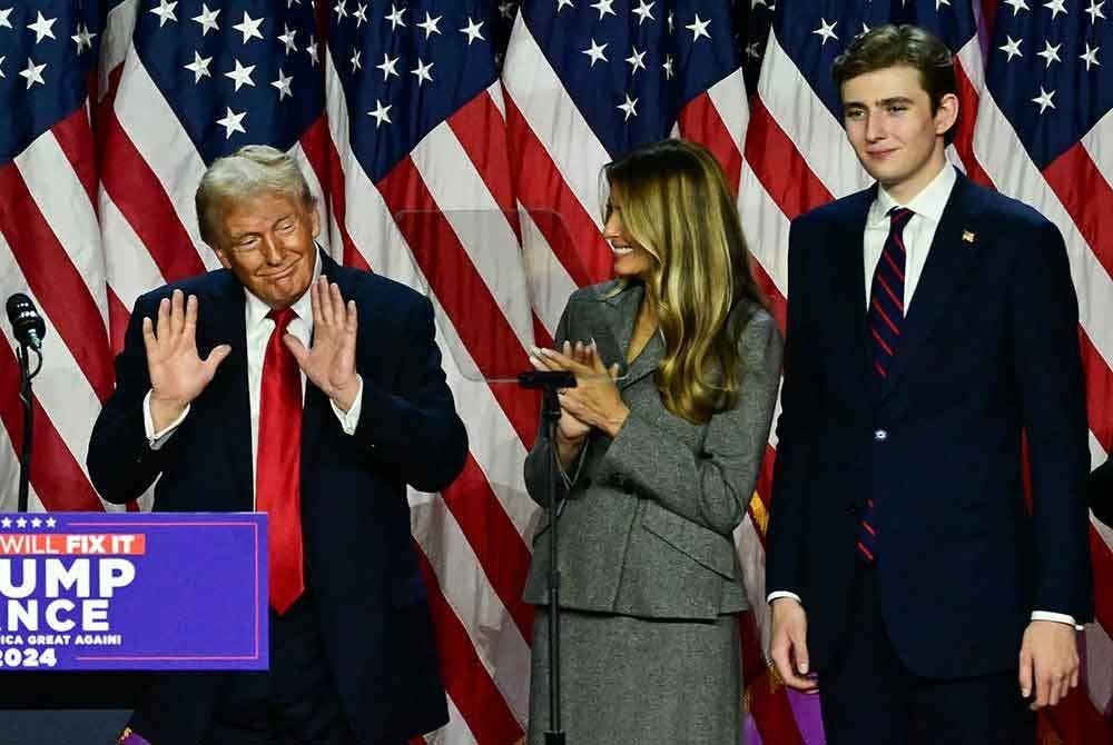 Melania (tengah) bersama suaminya, Trump (kiri) dan anak mereka, Barron semasa malam Pilihan Raya Presiden AS di West Palm Beach, Florida. Foto AFP