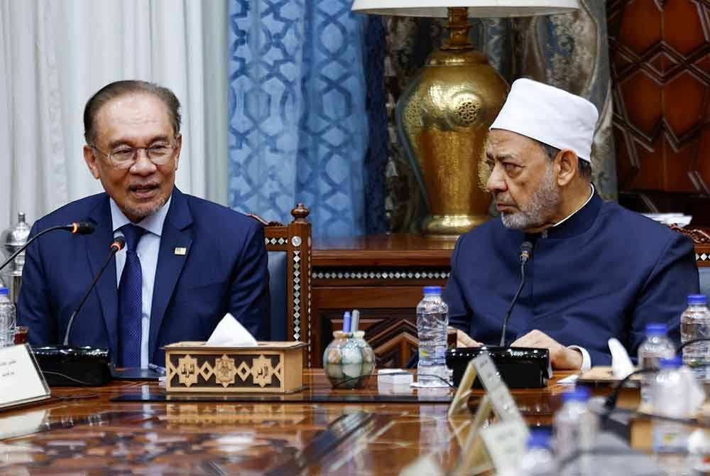 Anwar mengadakan mesyuarat bersama Sheikh Al-Azhar Al-Sharif Profesor Dr Ahmad Muhammad Ahmad At-Tayyeb di pejabat Sheikh Al-Azhar Al-Sharif sempena lawatan rasmi empat hari Anwar ke Mesir, pada Ahad. Foto Bernama
