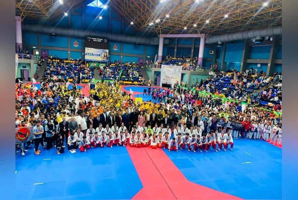Hannah bersama penganjur dan peserta Kejohanan Taekwondo Antara Kelab 2024 di Stadium Titiwangsa, Kuala Lumpur. Foto TM